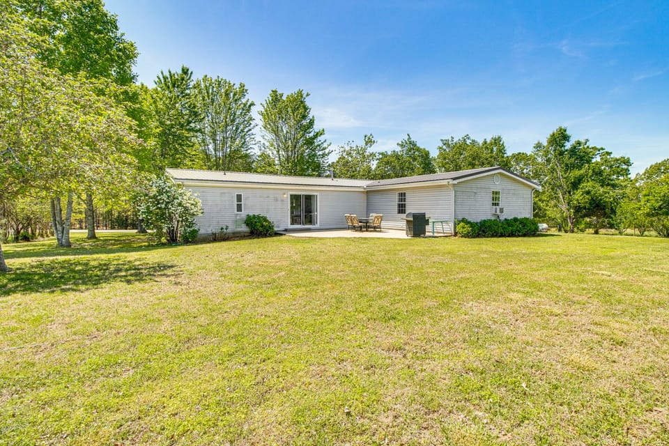 4 Mi to Norfork Lake: Country Stay w/ Farm Views! House in Arkansas