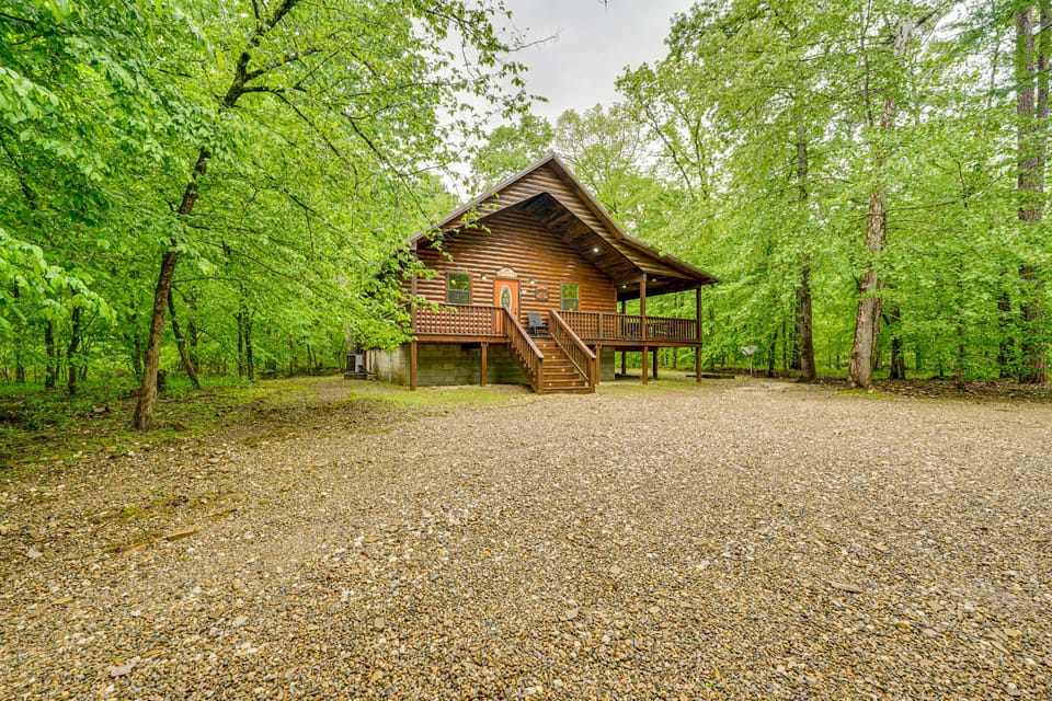 Private Hot Tub & Deck: Woodsy Broken Bow Retreat House in Oklahoma