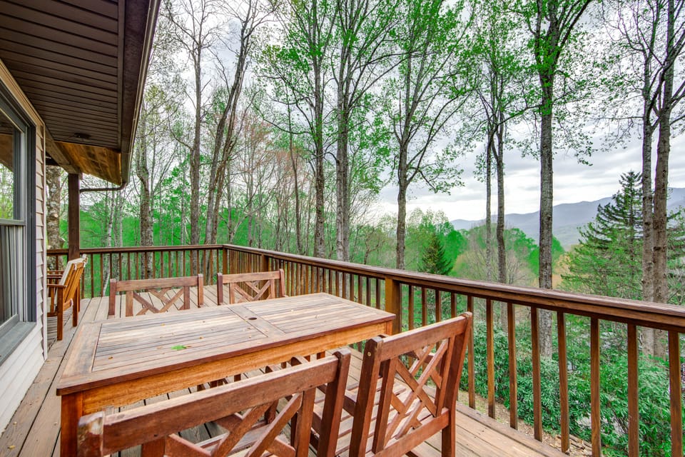 10 Mi to Waynesville: Cabin w/ Hot Tub & Mtn Views House in Tennessee