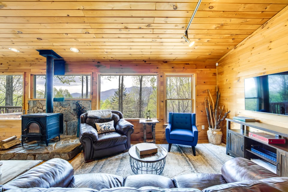 10 Mi to Waynesville: Cabin w/ Hot Tub & Mtn Views House in Tennessee