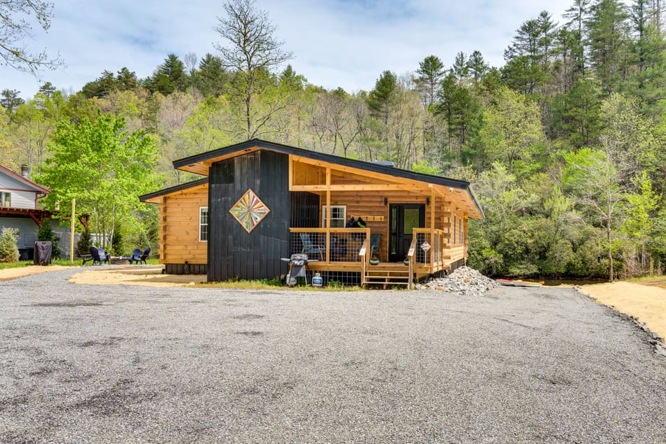Relax Fireside! Creek Cabin 9 Mi to Dtwn Murphy House in Tennessee