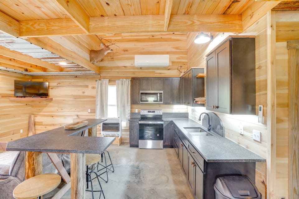 5 Mi to Lake Barkley: Secluded Retreat in Kuttawa Cottage in Kentucky