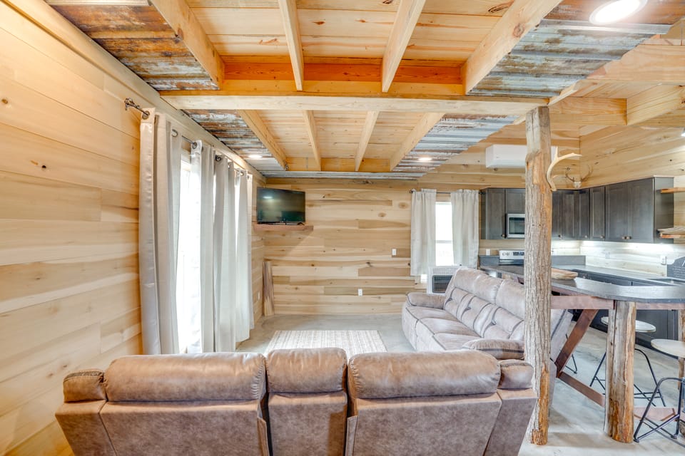 5 Mi to Lake Barkley: Secluded Retreat in Kuttawa Cottage in Kentucky