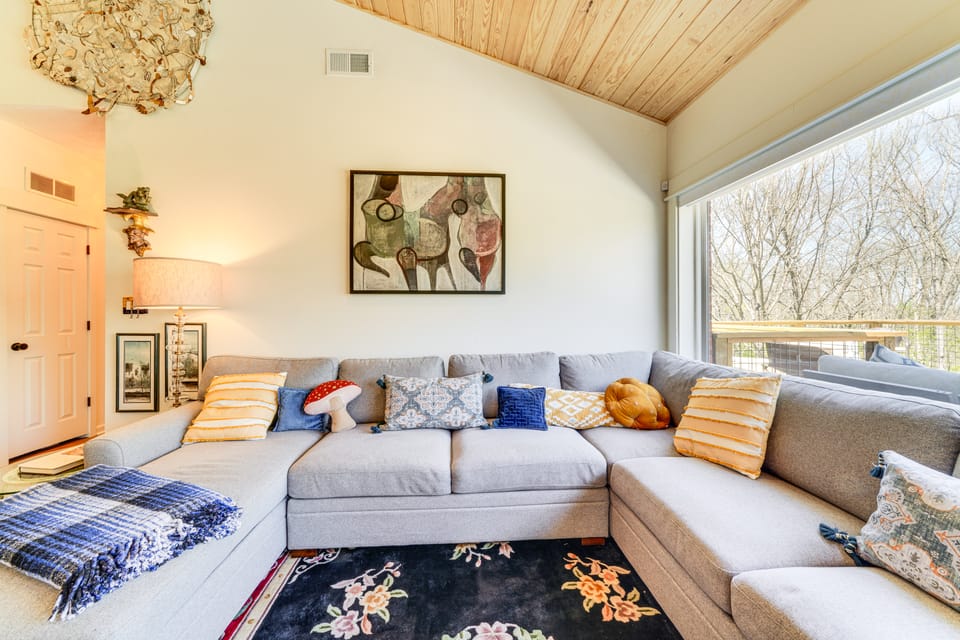 Hot Tub, Deck & Fire Pit: Chic Louisville Home! House in Jefferson County
