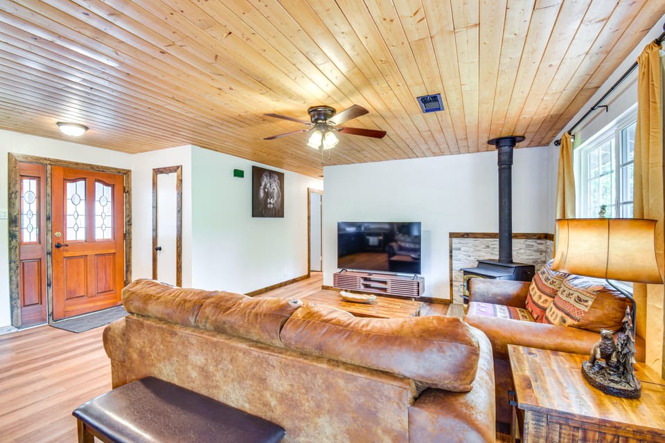 Sierra Serenity: Scenic Mtn Escape w/ Game Room House in Sierra Nevada