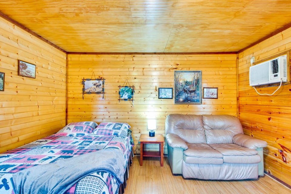 ‘Cedar Falls Cabins #6’: Hillside w/ Views! Apartment in Davis