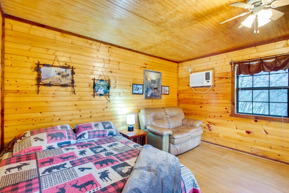 ‘Cedar Falls Cabins #6’: Hillside w/ Views! Apartment in Davis