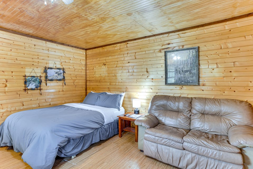 ‘Cedar Falls Cabins #6’: Hillside w/ Views! Apartment in Davis