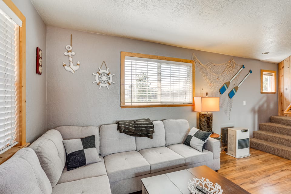 < 1 Mi to Lake Almanor: Home w/ Furnished Decks! House in Lake Almanor