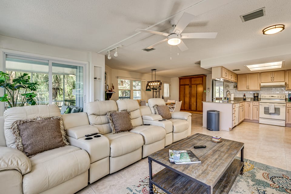 Outdoor Oasis: Canal-Front Home in Crystal River House in Crystal River