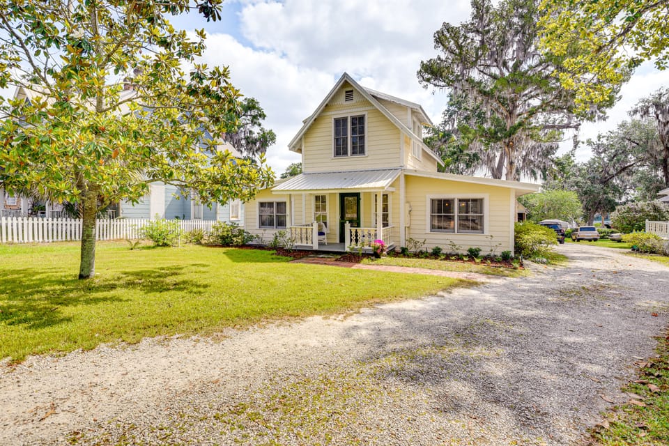 1 Block to Crescent Lake: Charming Home w/ Porch! House in Crescent City