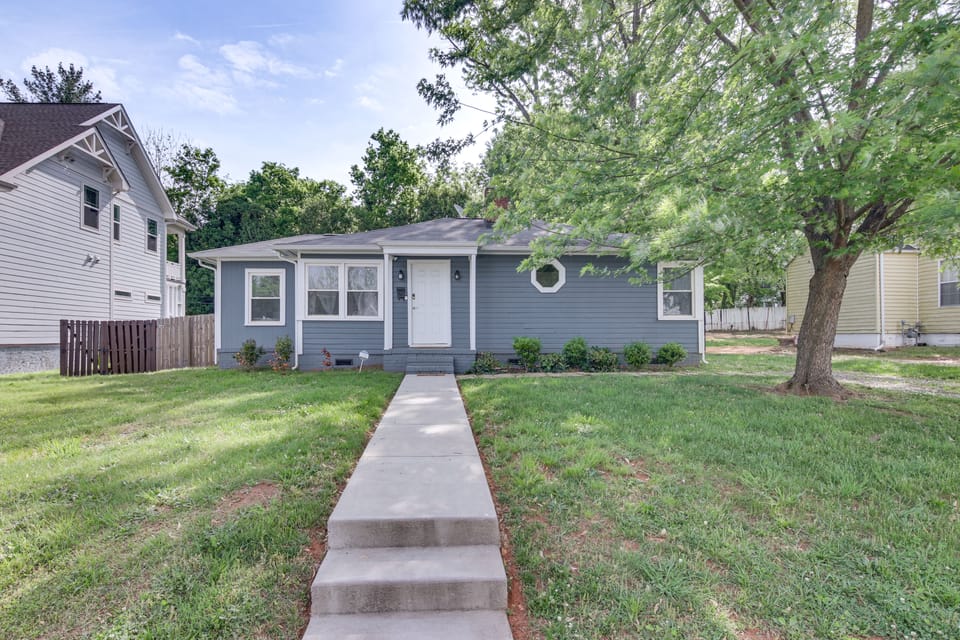 < 2 Mi to Uptown Charlotte: Home w/ Large Yard! House in Charlotte