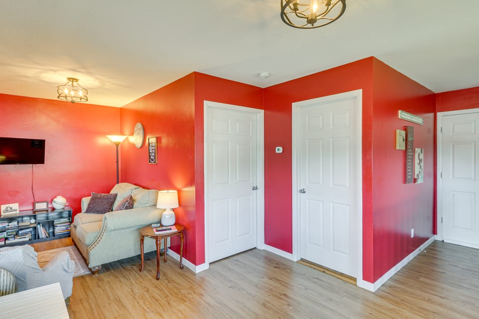 Mtn-View Eureka Apartment: Walk to Eateries! Apartment in Eureka