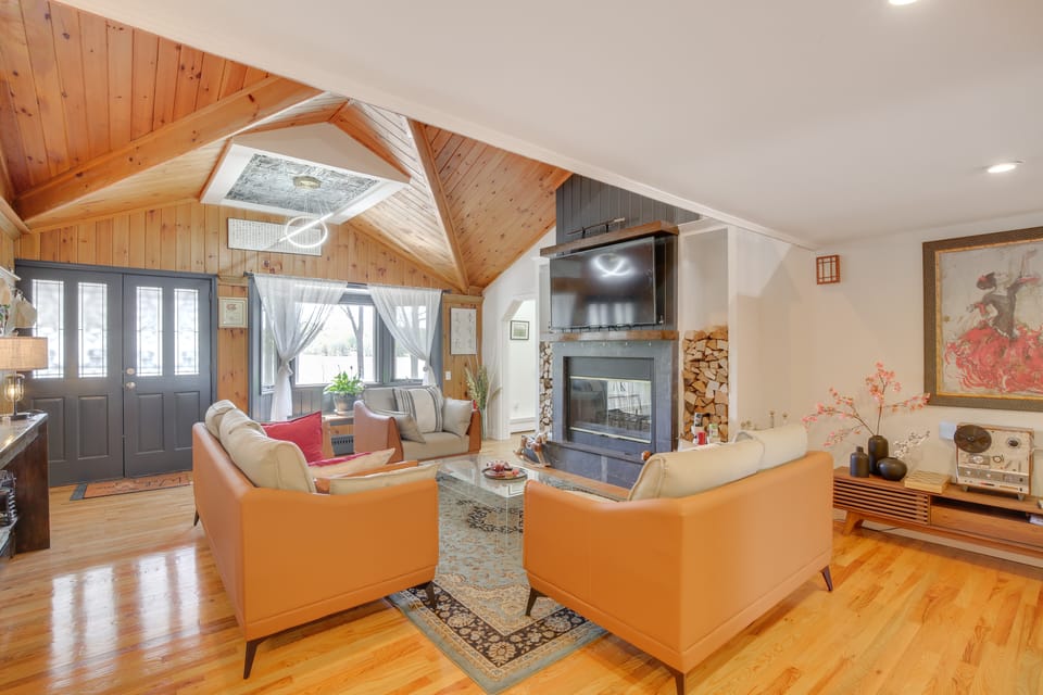 Lake Carmel Access: Waterfront Home w/ Deck! House in Connecticut