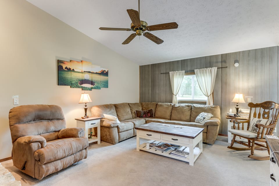 Holiday Island Family Home on 13th Green! House in Table Rock Lake