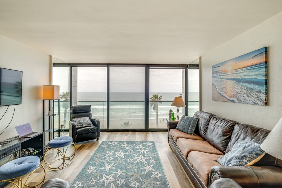 Oceanfront San Diego Getaway: Steps to Beach! Apartment in Pacific Beach