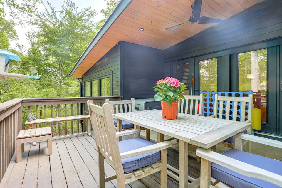 Lake Lanier Living! Spacious Home w/ Deck & Sauna House in Gainesville