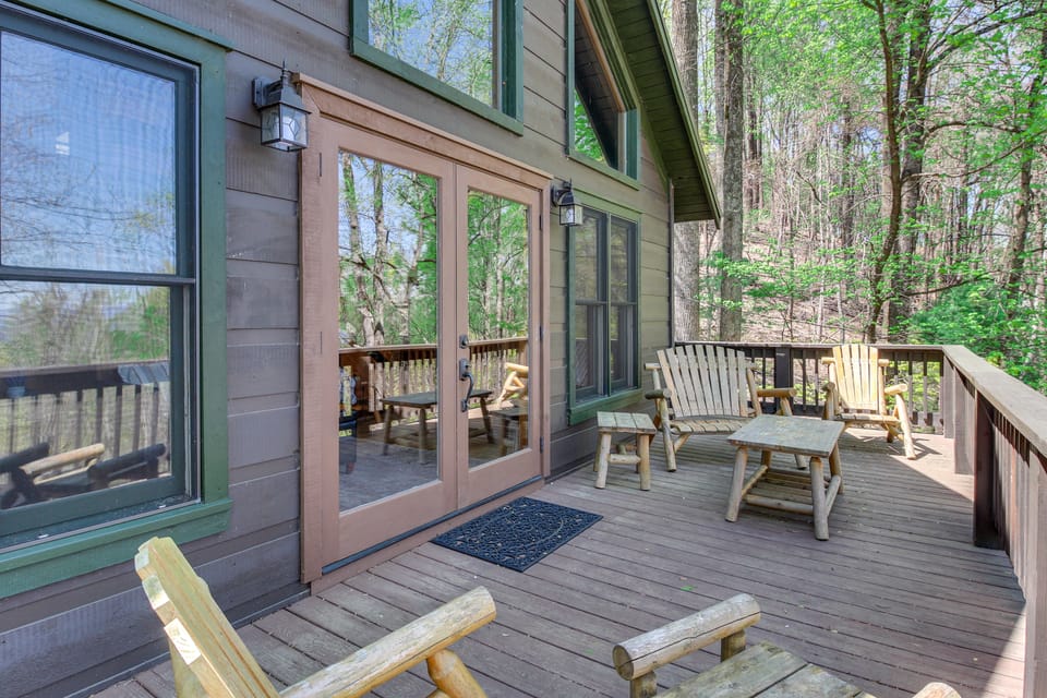 Luxe Ellijay Cabin! Grand Views, Games & Hot Tub House in Georgia