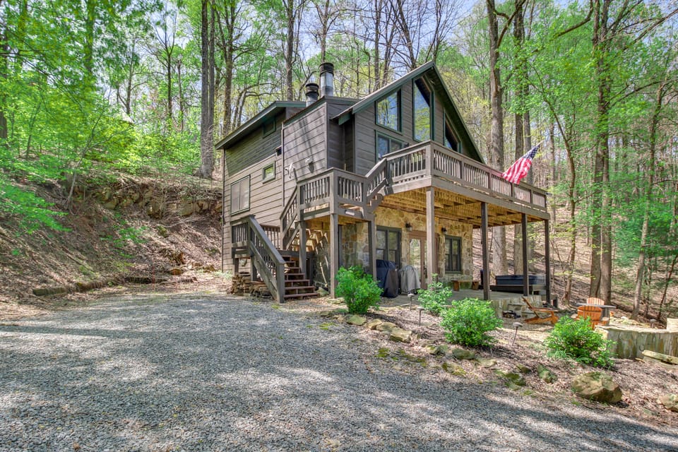 Luxe Ellijay Cabin! Grand Views, Games & Hot Tub House in Georgia