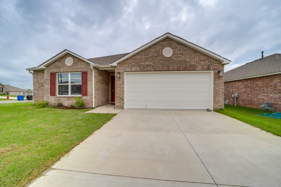 Family Home w/ Large Yard & Patio in Broken Arrow! House in Broken Arrow