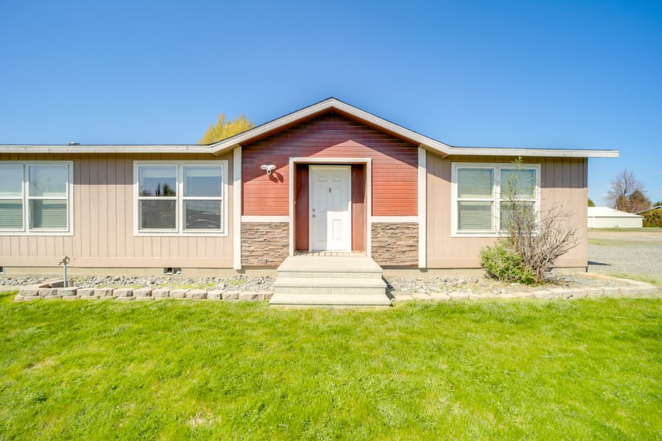 1 Mi to Lake: Getaway w/ Patio in Coulee City! House in Washington