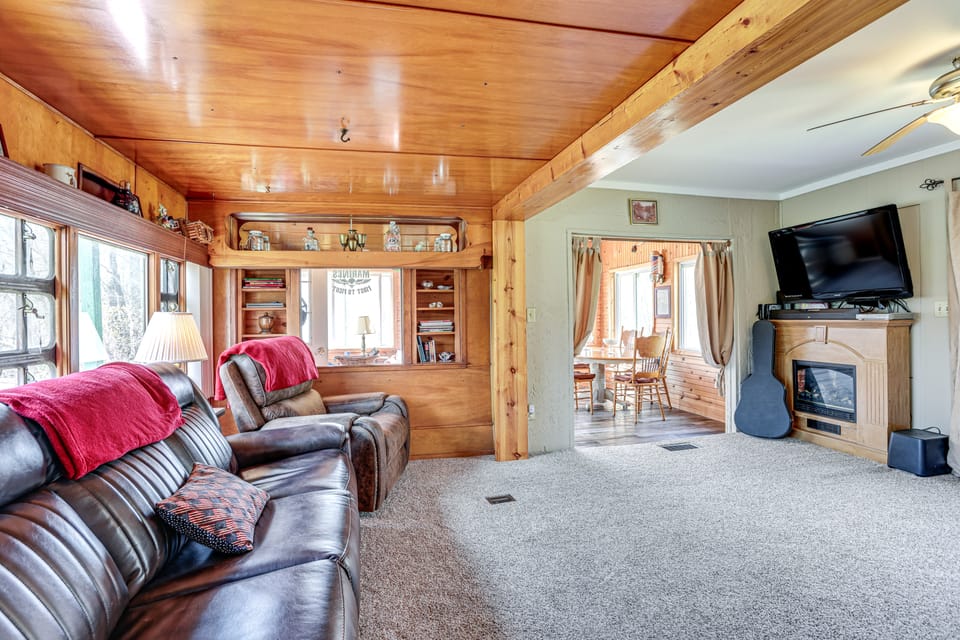 On Muskegon River! Wooded & Peaceful Retreat House in Michigan
