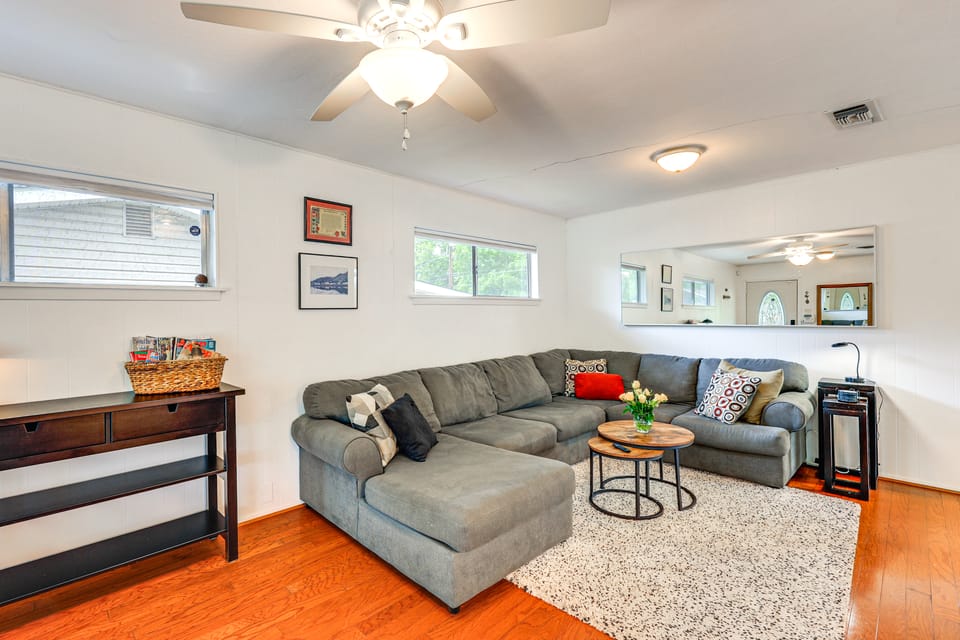 7 Mi to Dtwn San Antonio: Charming Home w/ Yard House in San Antonio