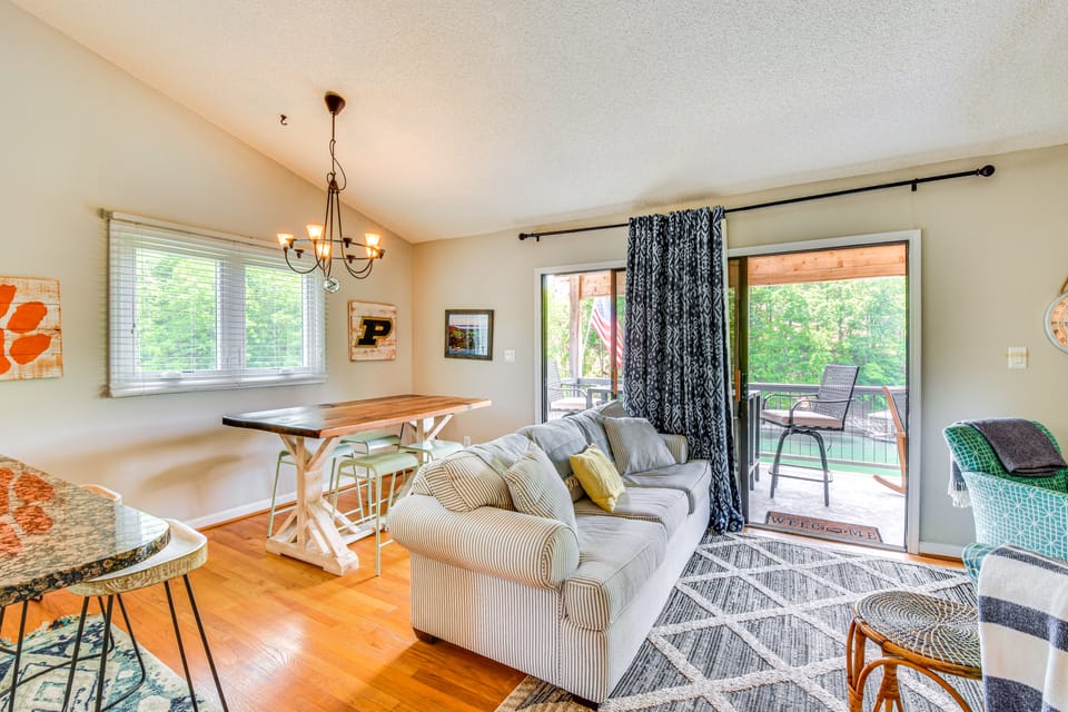 7 Mi to Clemson Stadiums: Lake Keowee Getaway! Apartment in Seneca