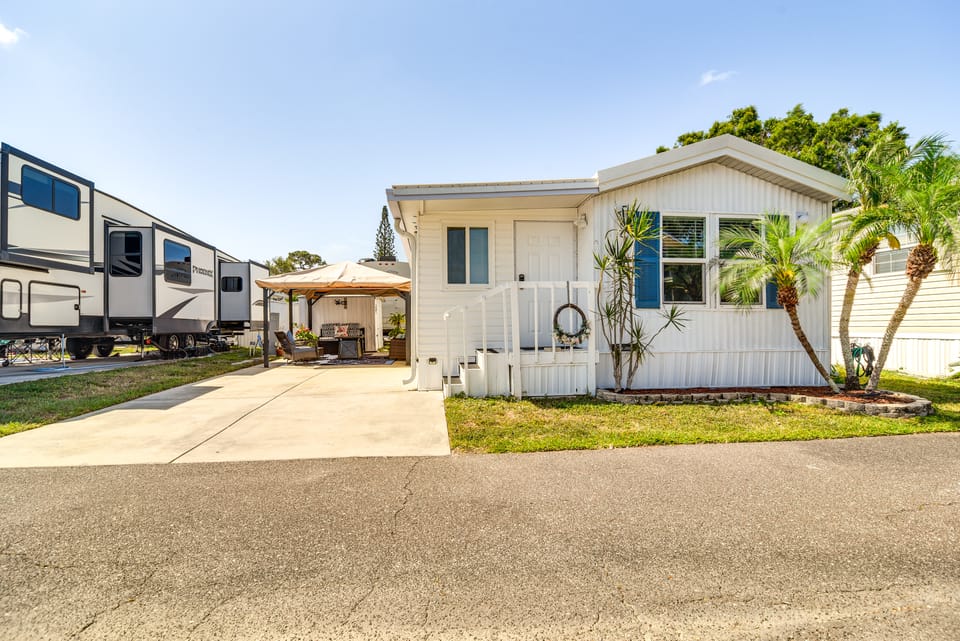 10 Mi to Beaches: Home w/ Pool Access in Largo! House in Pinellas Park