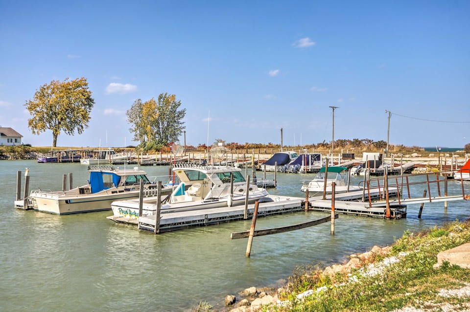Boat Slip & Pool Access: Oak Harbor Haven! Apartment in Lake Erie