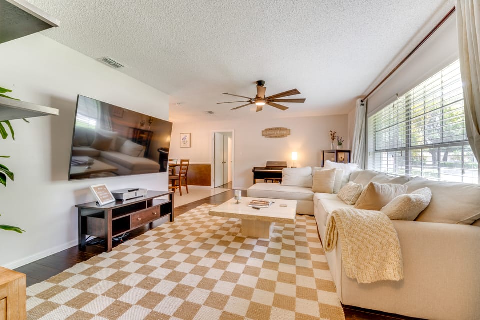 Private Outdoor Oasis w/ Pool: Home in Longwood! House in Longwood