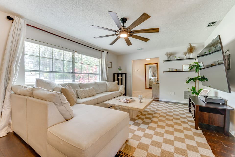 Private Outdoor Oasis w/ Pool: Home in Longwood! House in Longwood