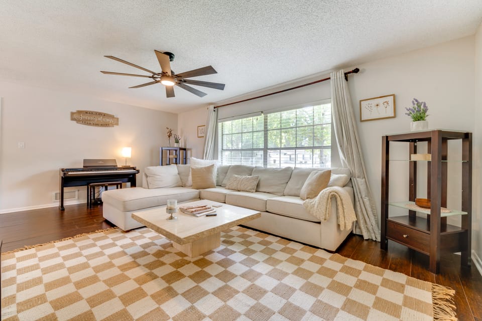 Private Outdoor Oasis w/ Pool: Home in Longwood! House in Longwood