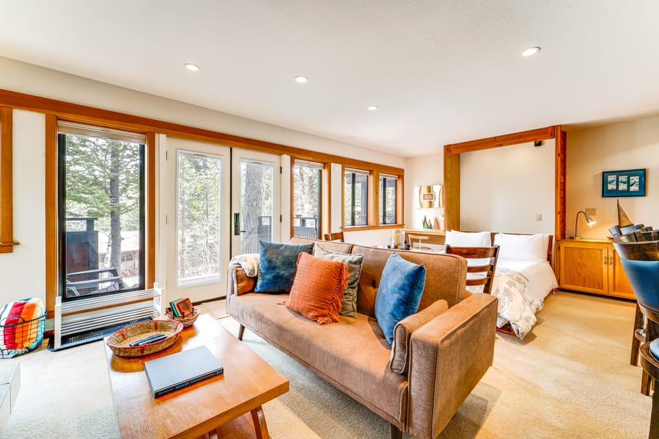 Hike, Sled & Ski! Cozy Tahoe City Condo w/ Hot Tub Apartment in Tahoe City