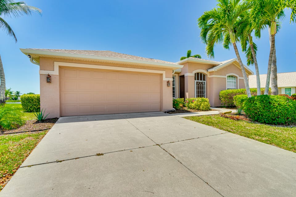 6 Mi to Fort Myers Beach: Lakefront Home w/ Pool House in Iona