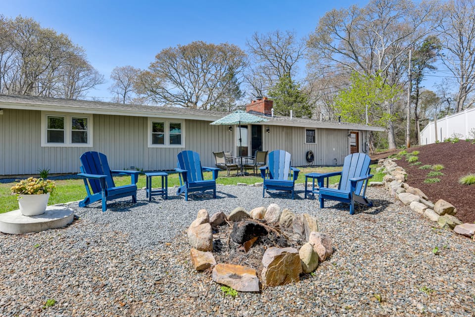 Steps to Beaches & Main Street: Hyannis Retreat House in Hyannis