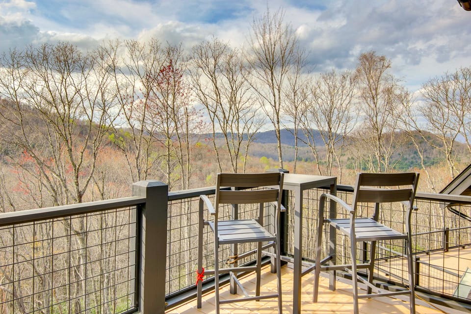 Modern Mtn Retreat w/ Deck & Views in Glenville! Apartment in Tennessee