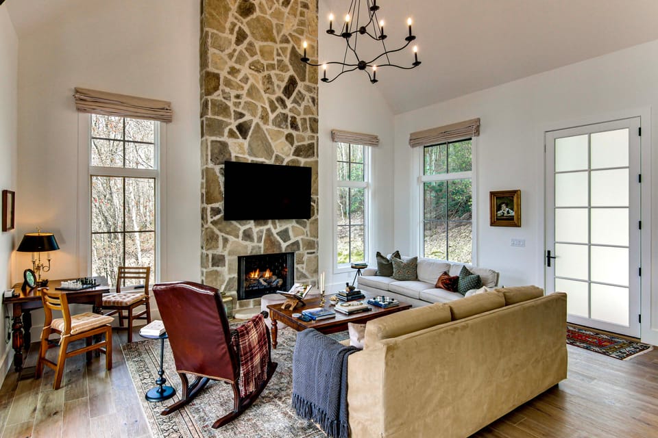 'Black Chalet' Mtn-View Home w/ Deck in Glenville! House in Tennessee