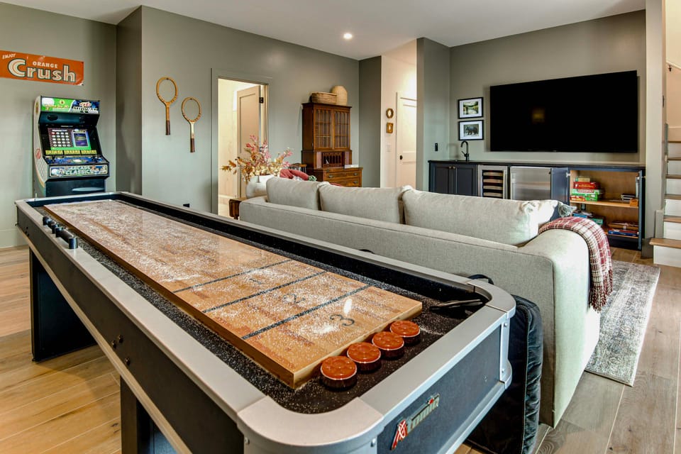 'Black Chalet' Mtn-View Home w/ Deck in Glenville! House in Tennessee