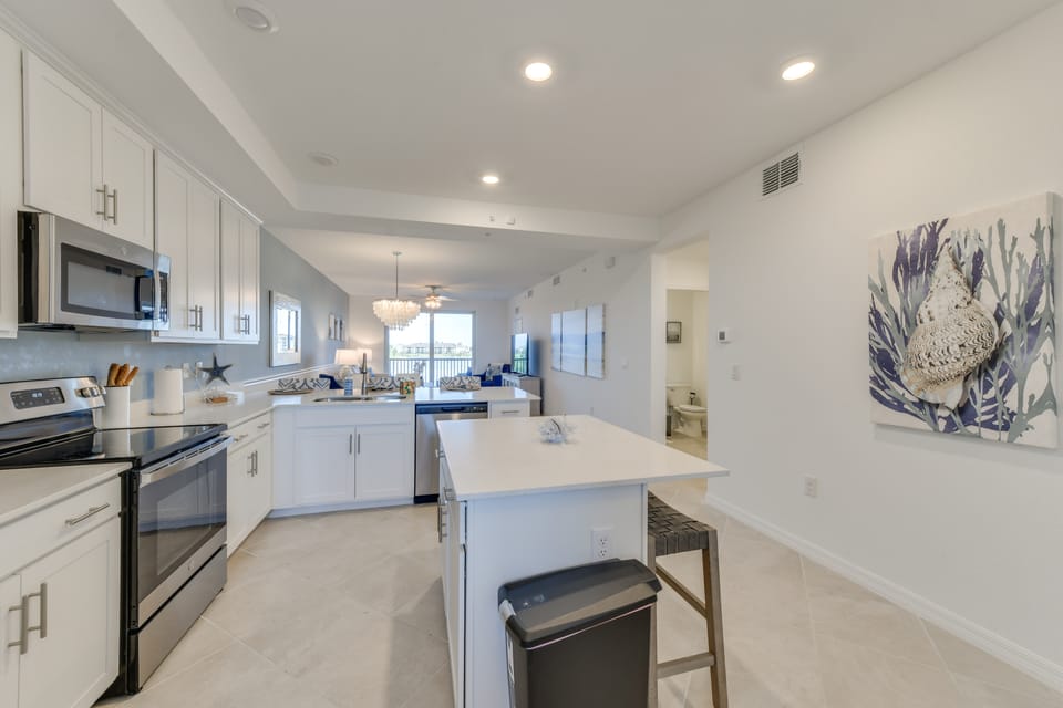 Balcony + Golf Course View: Venice Condo w/ Perks! Apartment in North Port