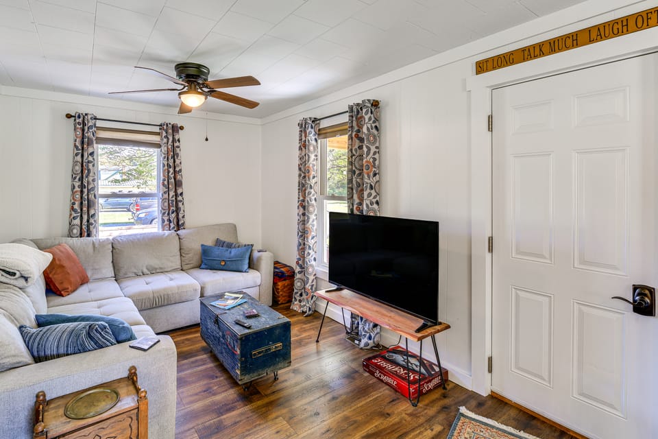 Walk to River & Trails: Cozy Damascus Cottage! Cottage in Damascus