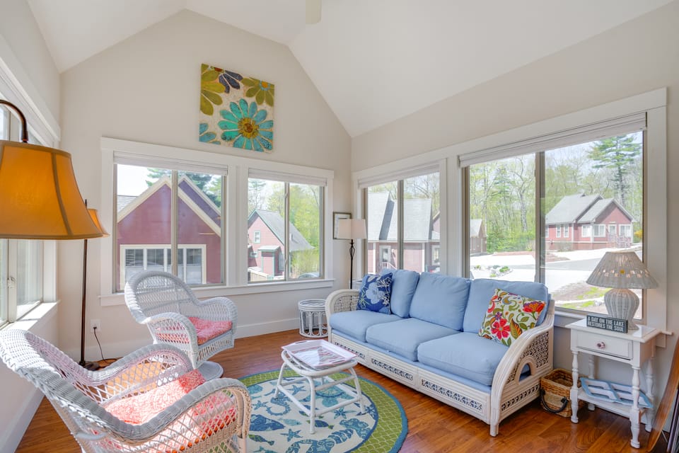 Lake Access & Pools: Sun-Soaked Westford Cottage! Cottage in Westford