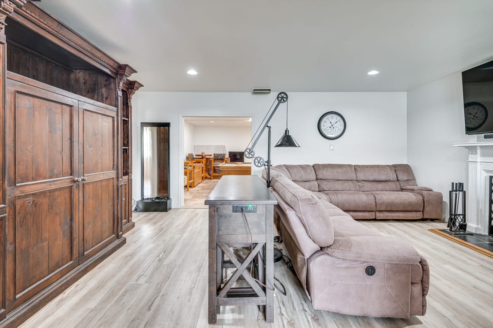 8 Mi to Dtwn: Home w/ Fireplace & Games in LA! House in Los Angeles