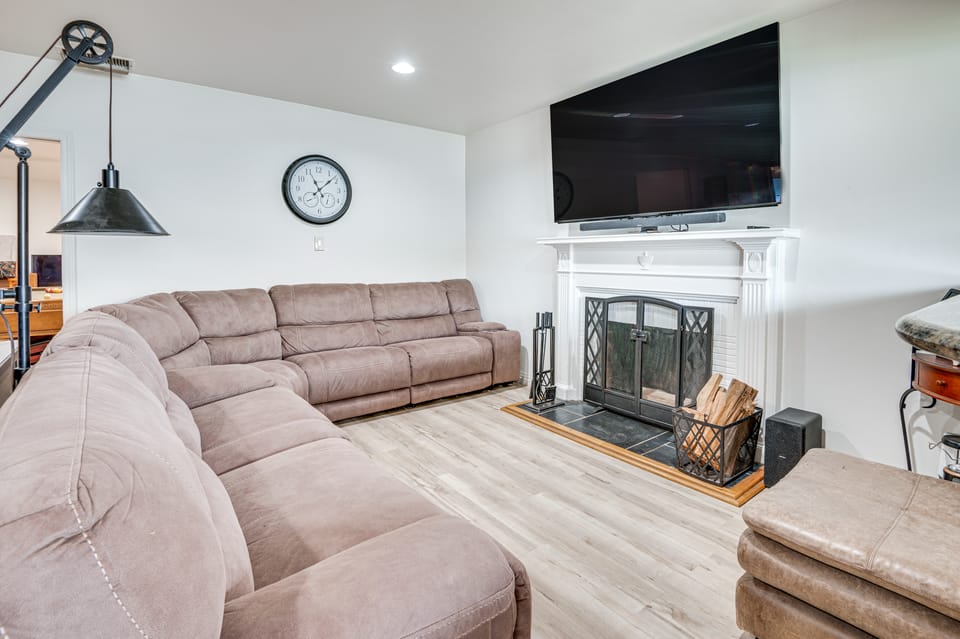 8 Mi to Dtwn: Home w/ Fireplace & Games in LA! House in Los Angeles
