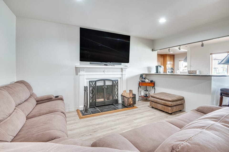 8 Mi to Dtwn: Home w/ Fireplace & Games in LA! House in Los Angeles
