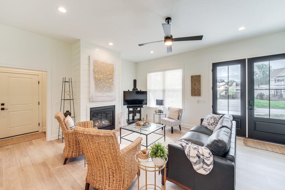 Walk to Lake Erie: Sleek Retreat w/ Screened Patio House in Lake Erie