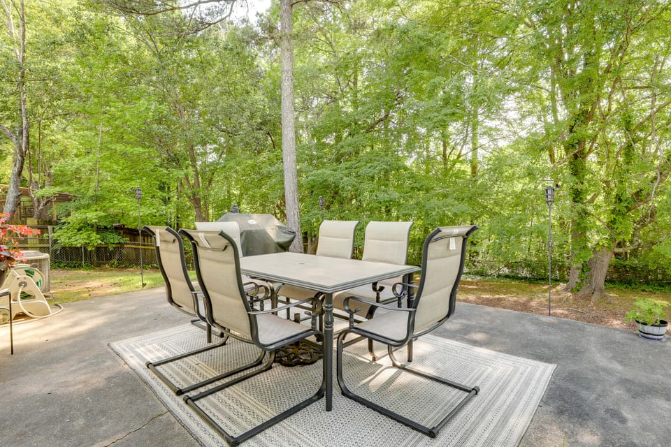 4 Mi to Stone Mountain: Retreat w/ Office! House in Georgia