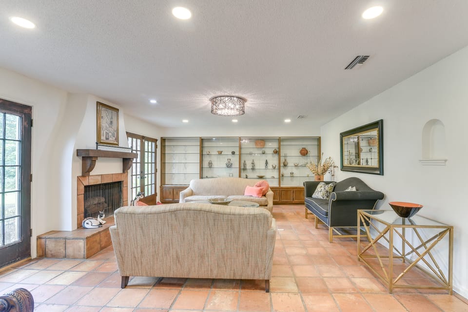 2 Mi to Dtwn: Spacious Angleton Home w/ Courtyard! House in Alvin