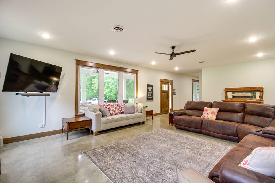 Great for Groups: Family Creekside Home in Loretto House in Tennessee