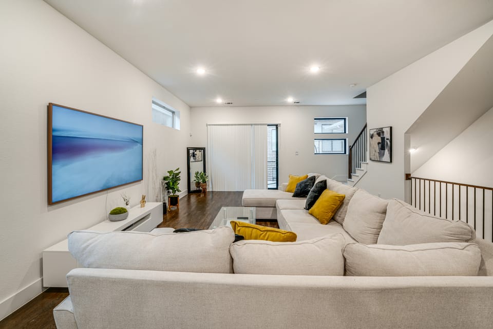 10 Mi to Dtwn Dallas: Sleek Retreat w/ Balcony House in Dallas